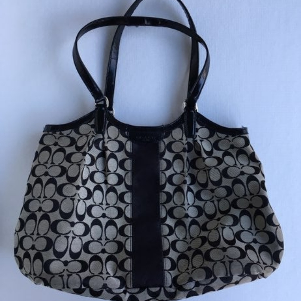 Coach Devin Signature Shoulder Bag